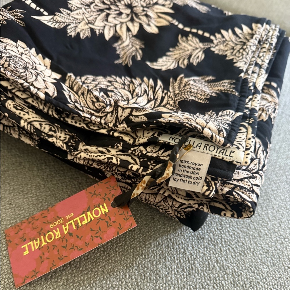 Novella Royale Home Black Dahlia Rosewood Throw/Blanket NWT